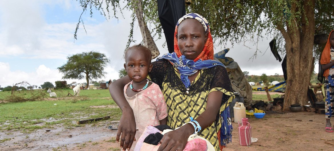 Refugiados sudaneses fogem pela fronteira para escapar da violência em Darfur. Refugiada sudanesa de 23 anos fugiu com seus filhos para Kartafa, no Chade, em julho de 2020.