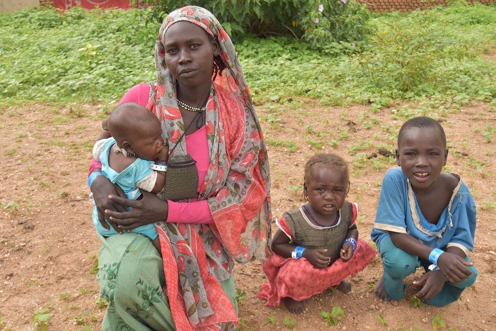 لاجئة سودانية أرملة تبلغ من العمر 25 عاما تعتني بأطفالها في موقع غونغور في تشاد بعد أن فرت عبر الحدود هربا من العنف في دارفور. 