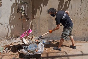 Cidadãos libaneses e refugiados sírios removem os destroços nas ruas de Beirute como parte do Programa de Infraestrutura Intensiva de Emprego.