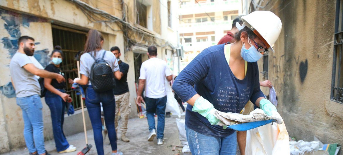 Voluntários ajudam na limpeza após a explosão na área de Gemmayze, em Beirute, Líbano.