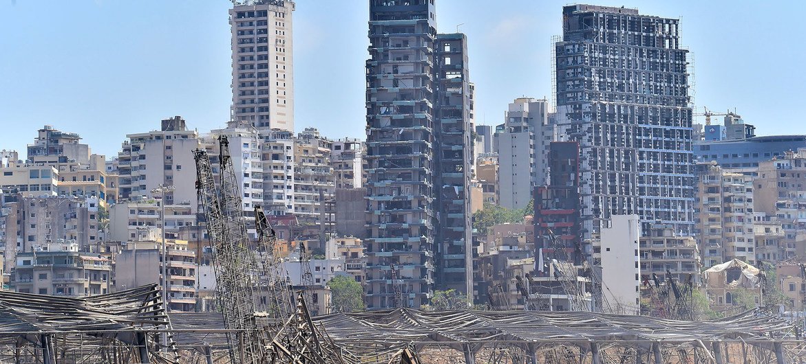 Vista del área del puerto de Beirut destrozada por la explosión