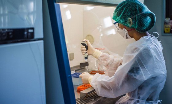 Une scientifique de laboratoire travaille dans un centre de recherche collaborant avec l'OMS en Thaïlande. (archives)