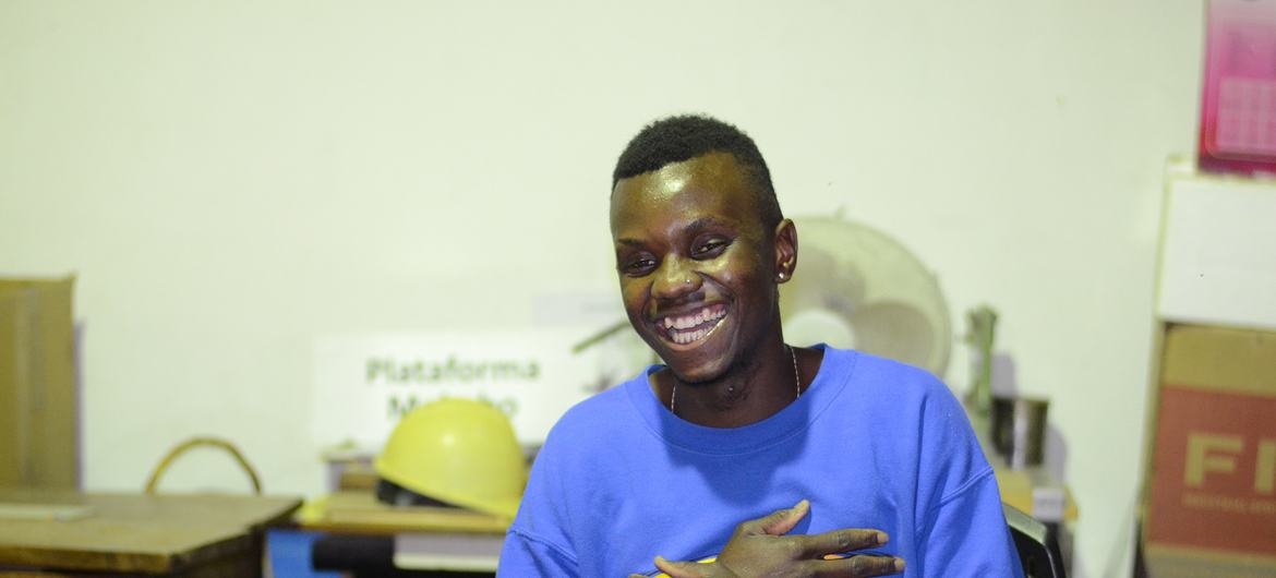 O moçambicano Edmilson Cândido Costamo, de 20 anos, juntou-se à plataforma Makobo, uma empresa de economia social que integra educação, nutrição, artesanato e agroecologia