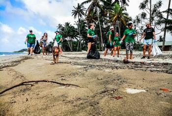 "Projects Abroad" youth volunteers clearing up Fiji's beaches.