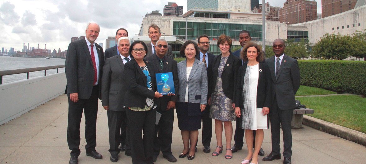Científicos autores del informe sobre la situación del desarrollo sostenible en la sede de las Naciones Unidas en Nueva York.