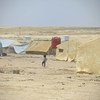 सीरिया के पूर्वोत्तर इलाक़े में स्थित अल होल शिविर. इसमें 70 हज़ार से ज़्यादा लोग रहते हैं जिनमें से 90 फ़ीसदी से भी ज़्यादा महिलाएँ और बच्चे हैं. (16 जून 2019)