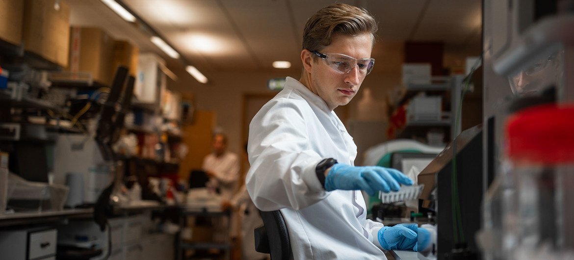 牛津大学的科研人员正在进行新冠病毒疫苗试验。