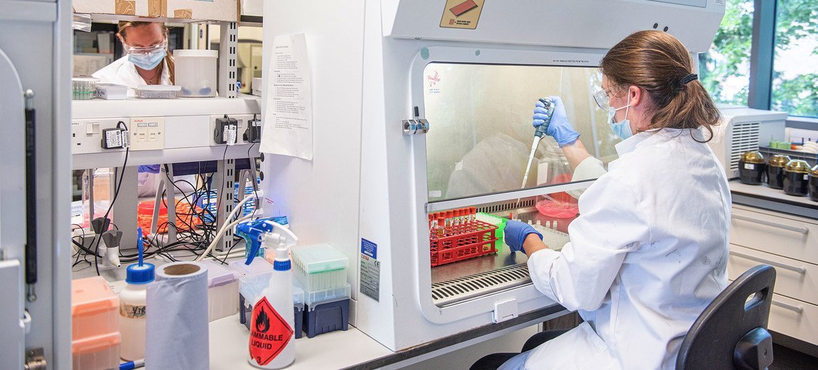 فريق من العلماء في معهد جينر التابع لجامعة أكسفورد ومجموعة أكسفورد للقاحات، يحرز تقدما نحو اكتشاف لقاح آمن وفعال ويمكن الوصول إليه ضد فيروس كورونا.