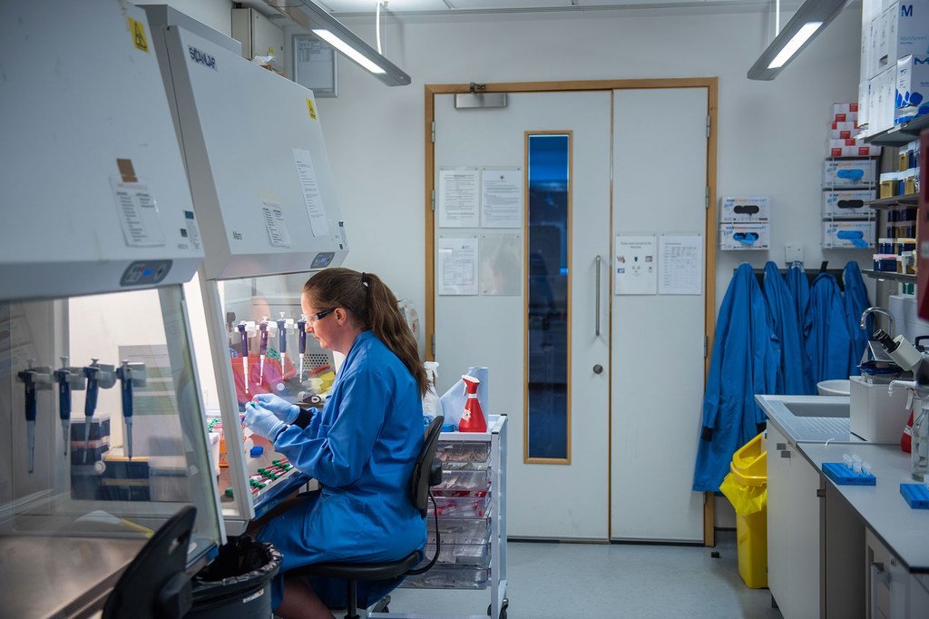 牛津大学詹纳研究所的研究人员正在进行新冠疫苗的研发工作。