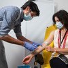 Una joven de Reino Unido recibe la vacuna contra el COVID-19 en un ensayo clínico.