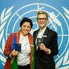 无国籍问题活动家玛哈·马默在联合国难民署第70次年度执委会会议期间，与难民署亲善大使、著名影星凯特·布兰切特手持各自的护照合影留念。