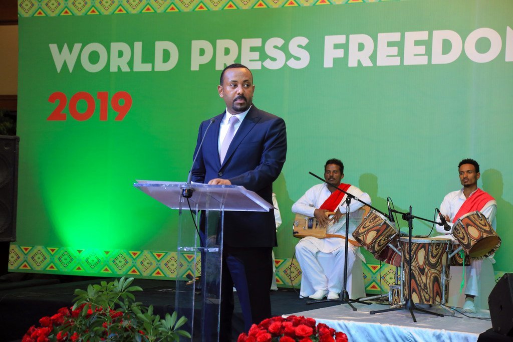 Le Premier ministre éthiopien Abiy Ahmed prend la parole lors d'un événement célébrant la Journée mondiale de la liberté de la presse 2019 à Addis-Abeba.