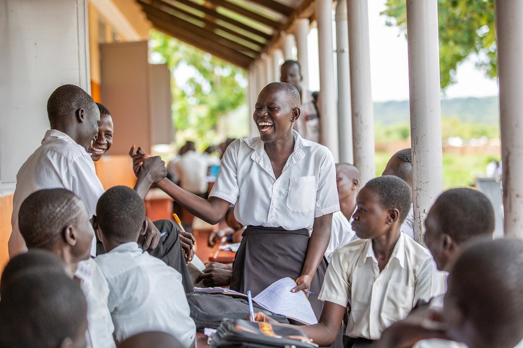 Une écolière ougandaise avec ses camarades de classe.