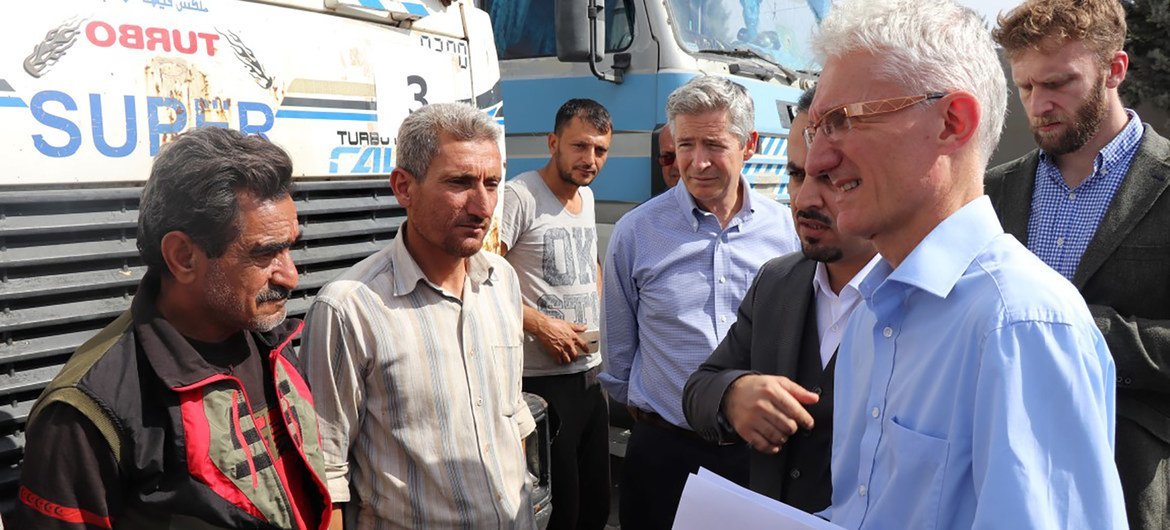 Mark Lowcock, chef de l'humanitaire de l'ONU (à droite), rencontre des conducteurs de camions syriens à la frontière avec la Turquie.