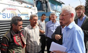 The UN Humanitarian Coordinator, Mark Lowcock (r), meets with a group of Syrian drivers on the Turkish side of the two countries' common border (file photo).