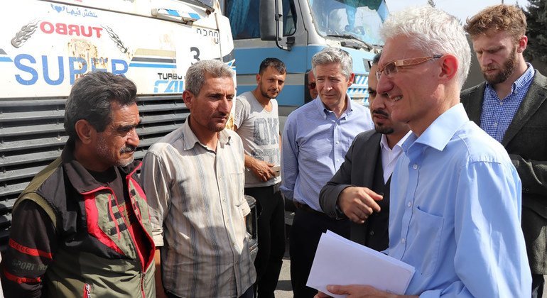 مارك لوكوك منسق الأمم المتحدة للشؤون الإنسانية، يلتقي بمجموعة من السائقين السوريين في الحدود السورية التركية. (2019)