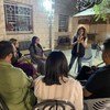 Balqees Shahin, voluntaria de la campaña HeforShe en Jordania, charla con algunos jóvenes. 