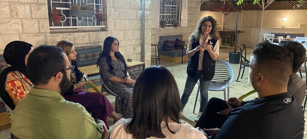 Balqees Shahin, voluntaria de la campaña HeforShe en Jordania, charla con algunos jóvenes. 