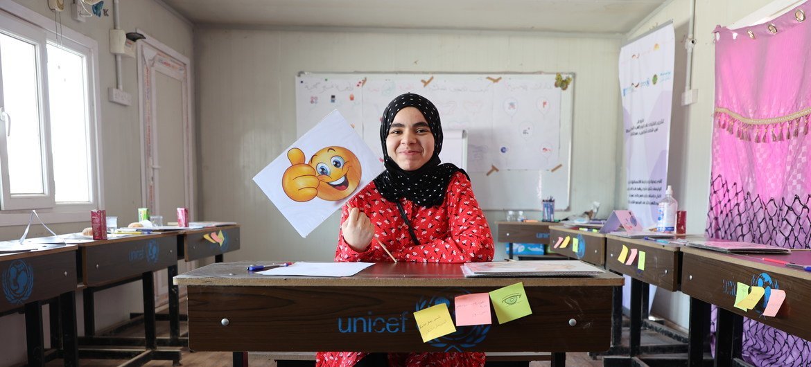 طالبة عراقية من مدينة البصرة، مستفيدة من المنح النقدية التي تقدمها اليونيسف وبرنامج الأغذية العالمي.