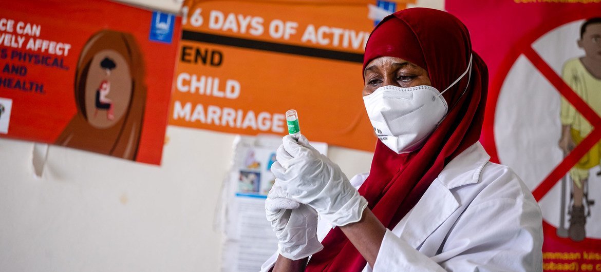 सोमालिया की राजधानी मोगादीशू स्थित एक अस्पताल में, एक स्वास्थ्यकर्मी कोविड-19 वैक्सीन का टीका तैयार करते हुए.