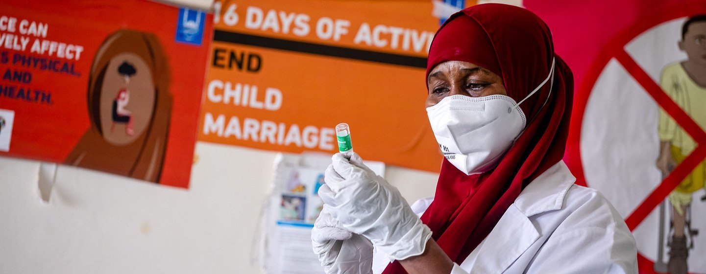 Una enfermera prepara una vacuna del COVID-19 en un hospital de Somalia.