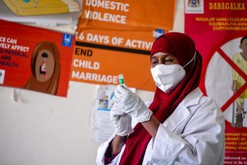 在索马里摩加迪沙的一家医院,一名医护人员正在准备新冠疫苗。