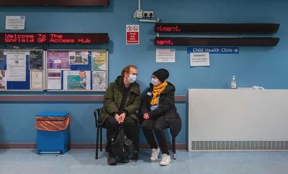 Dos personas esperan a recibir la vacuna del COVID-19 en una clínica en Reino Unido