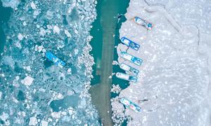 Потепление приводит к таянию морского льда и повышению температуры воды, что оказывает влияние на экосистемы и вызывает изменение погодных условий. 