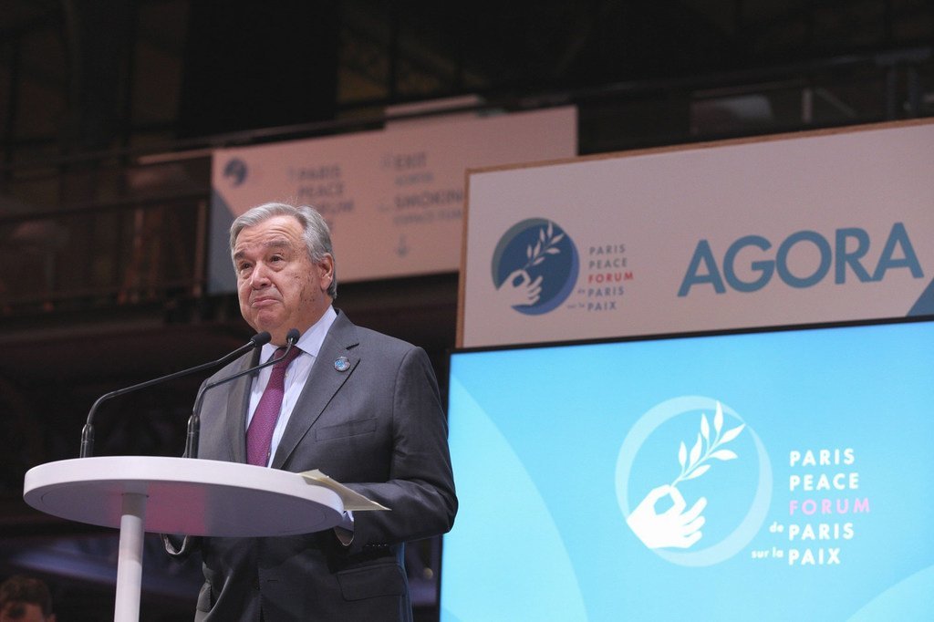 Le Secrétaire général de l'ONU, António Guterres, prononce un discours lors du Forum de Paris sur la paix dans le Hall de la Villette, en France.