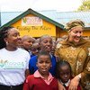 نائبة الأمين العام للأمم المتحدة، أمينة محمد، تلتقي في طلاب مدرسة محلية تستفيد من شراكة معهد الطعام مقابل التعليم في نيروبي في كينيا