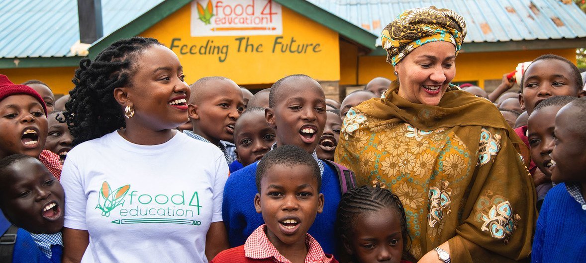 نائبة الأمين العام للأمم المتحدة، أمينة محمد، تلتقي في طلاب مدرسة محلية تستفيد من شراكة معهد الطعام مقابل التعليم في نيروبي في كينيا