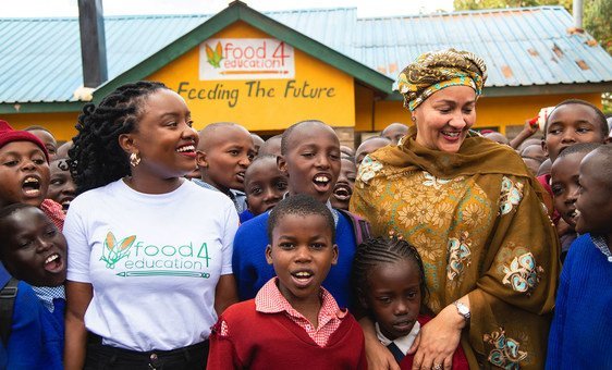A vice-secretária geral da ONU, Amina Mohammed encontra estudantes em Nairóbi, no Quênia.