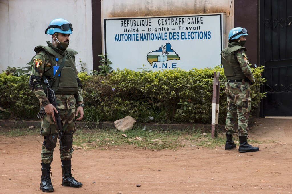  Des Casques bleus de la MINUSCA sécurisent le siège de l'Autorité électorale nationale, l'institution centrafricaine chargée de l'organisation des élections 2020-2021.