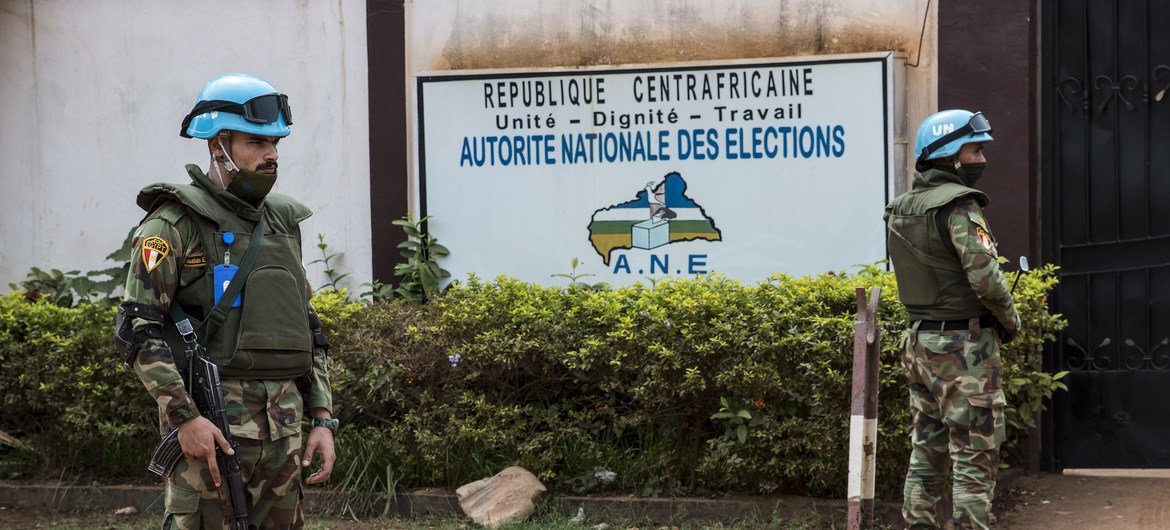联合国中非稳定团的维和人员为中非共和国国家选举机关大楼提供安全保障。