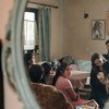 Des membres d'une famille rom apatride assis dans leur salon à Darda, en Croatie.