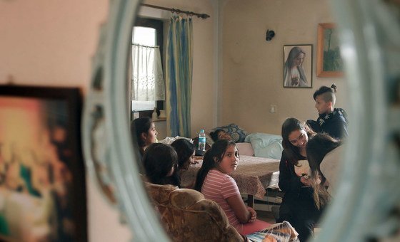 Цыганская семья в своей гостиной в Дарде, Хорватия. У всех у них нет гражданства 