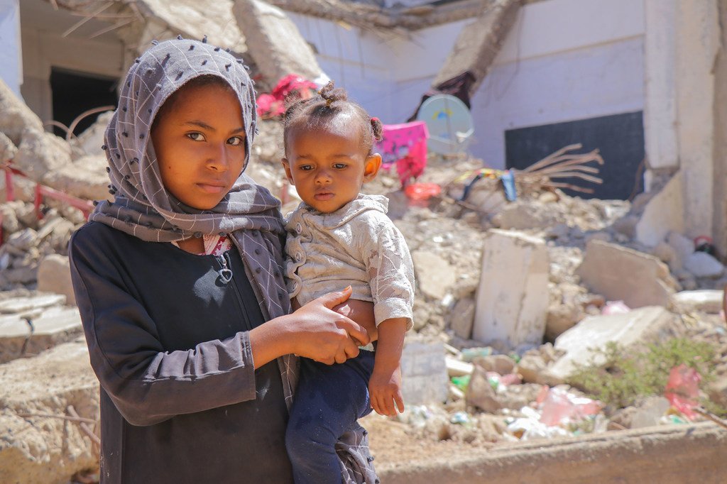 Une jeune fille et son frère dans le camp d'Al Dhale'e pour personnes déplacées par le conflit au Yémen.