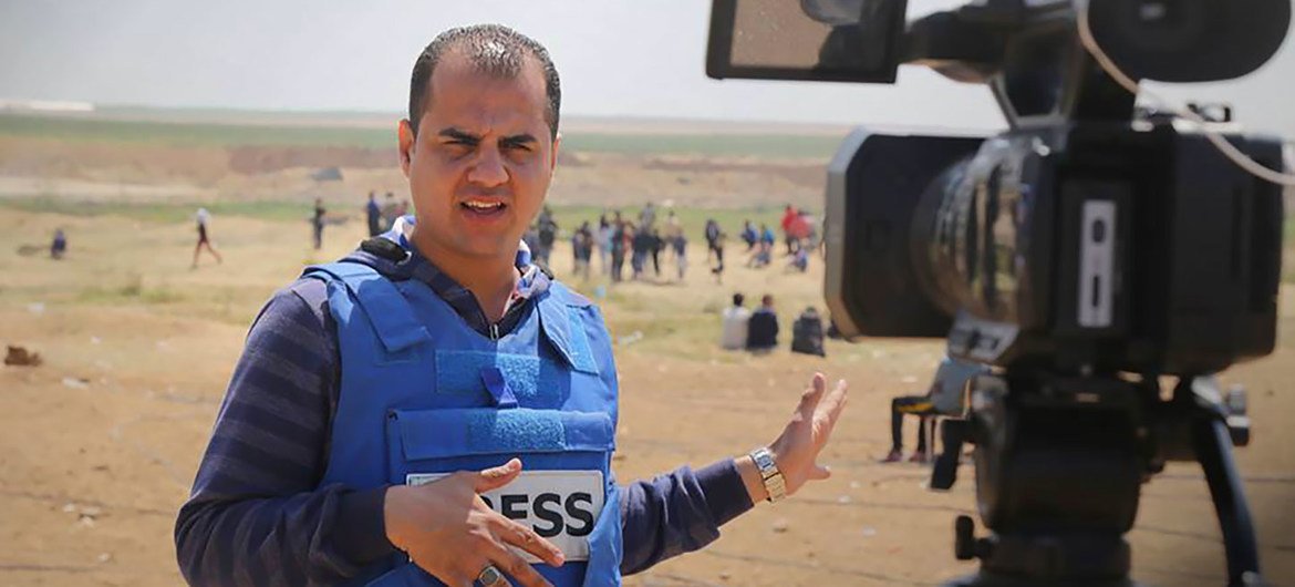 巴勒斯坦记者穆罕默德·阿瓦德在现场报道。
