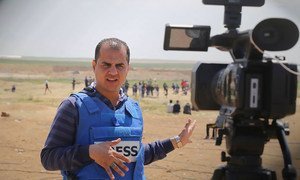 巴勒斯坦记者穆罕默德·阿瓦德在现场报道。