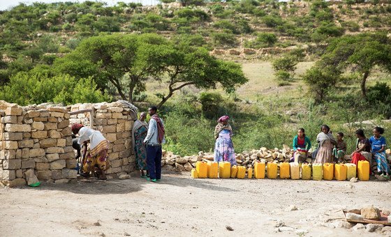 Família buscando água em  Kilte Awlalo, na Etiópia