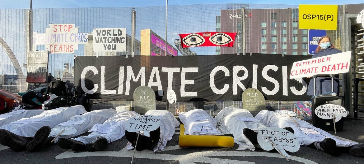 Manifestation devant la conférence sur le climat COP26 à Glasgow, en Écosse, représentant les victimes de la crise climatique.