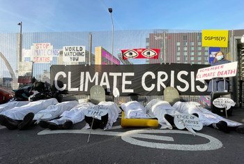 Manifestação fora do recinto da COP26 representando as vítimas da crise climática