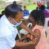 Adrministration d'un vaccin contre la Covid-19 à Hoima, en Ouganda.