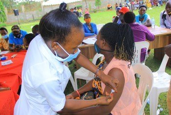 Adrministration d'un vaccin contre la Covid-19 à Hoima, en Ouganda.