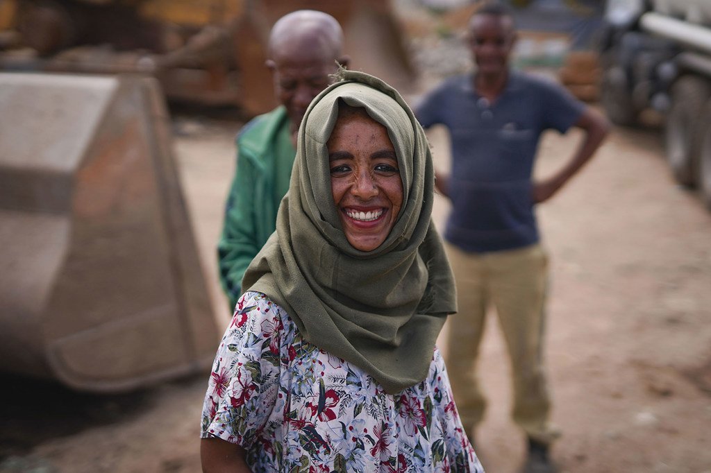 埃塞俄比亚首都亚的斯亚贝巴的科什（Koshe）垃圾填埋场曾于2017年发生坍塌事故，联合国人居署正与当地政府合作开展灾后重建，梅迪娜经营的店铺内存放有重建所需的材料。