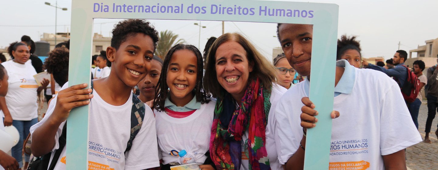 Ana Patricia Graça (2nd from right), UN Resident Coordinator in Cape Verde meets young activists on Human Rights Day. (file photo)