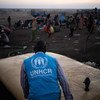 Mfanyakazi wa UNHCR akihakikisha wakimbizi wa Ethiopia walioko Hamdayet, Sudan wanapat maji.