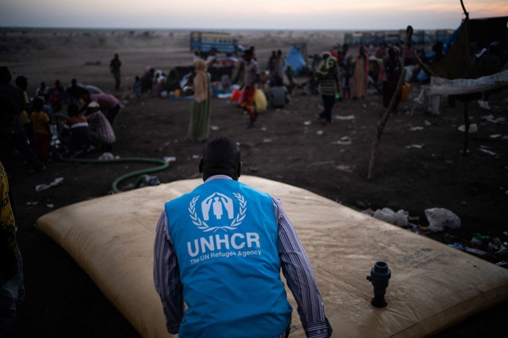 Mfanyakazi wa UNHCR akihakikisha wakimbizi wa Ethiopia walioko Hamdayet, Sudan wanapat maji.