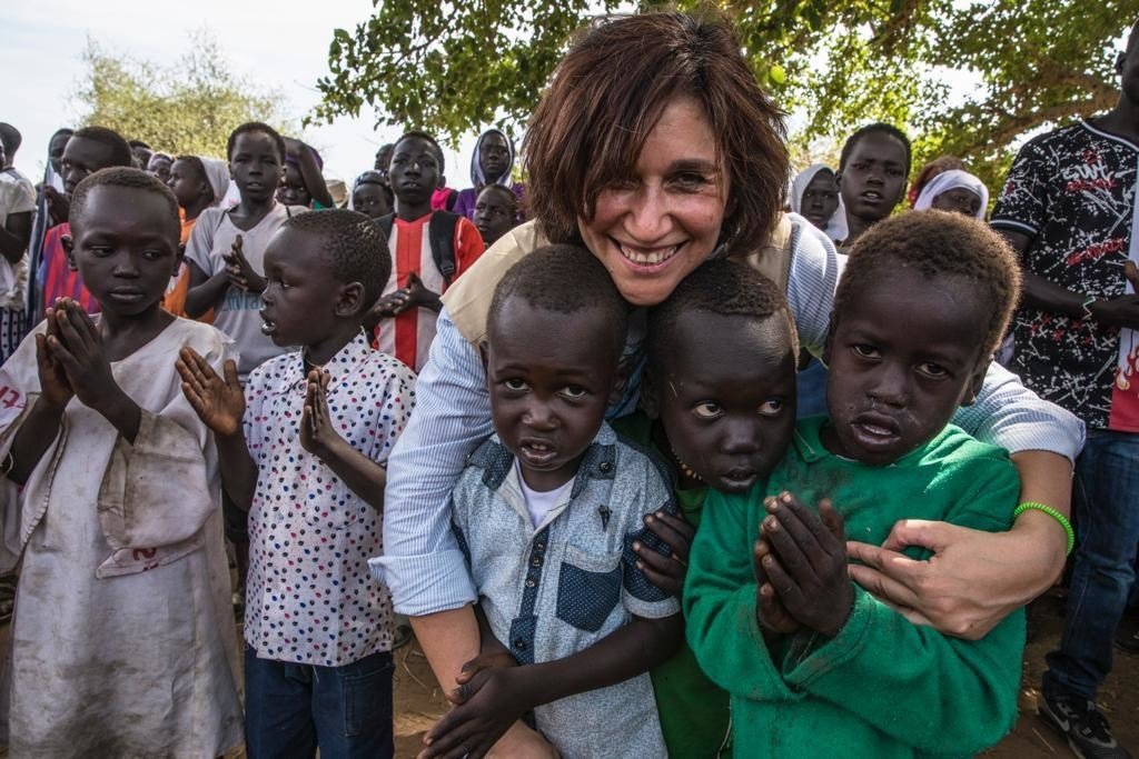 عبير عطيفة، المتحدثة باسم برنامج الأغذية العالمي، خلال زيارة ميدانية إلى منطقة النيل الأزرق في السودان.