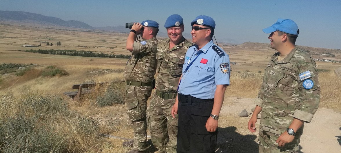 联塞部队代理警察总监苏东旭与维和部队在塞浦路斯缓冲区巡逻。